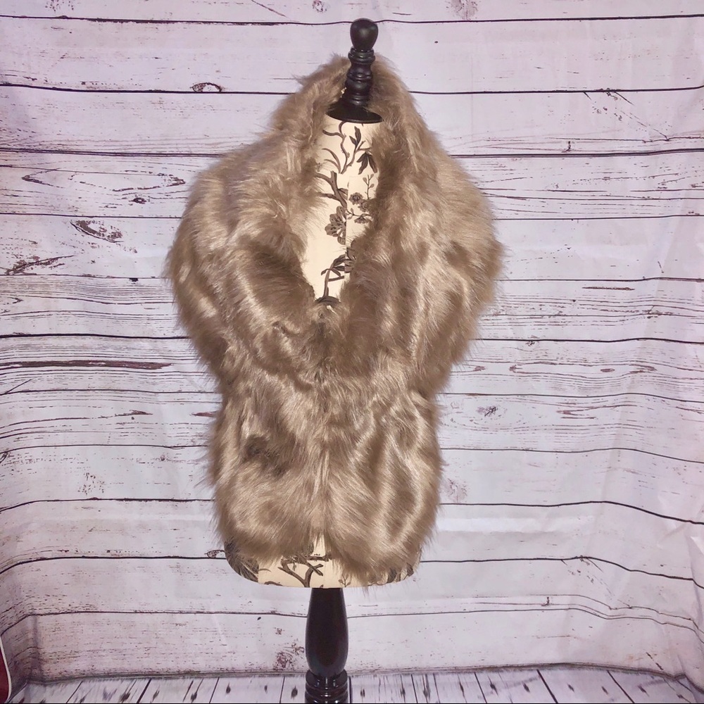 NWOT. Faux Fur Cape, Shrug, Shawl, Wrap